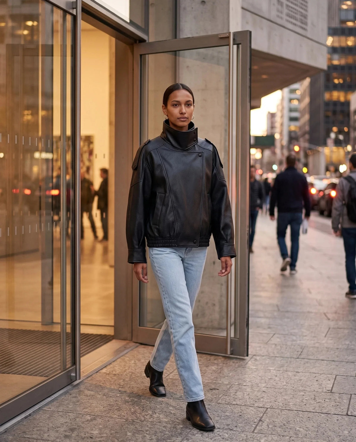 Blouson effet cuir noir Octavie, porté à la sortie d'un musée en ville