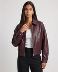 Blouson moto oversize effet cuir lie de vin Philippine, plan rapproché en studio