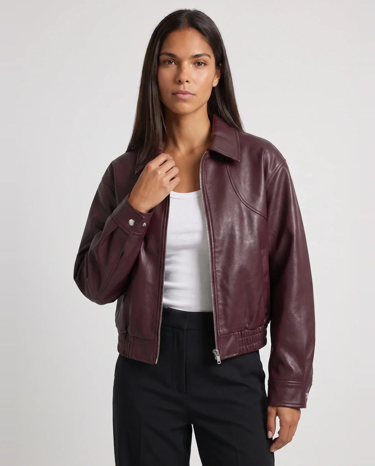 Blouson moto oversize effet cuir lie de vin Philippine, plan rapproché en studio