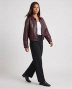 Blouson moto oversize effet cuir lie de vin Philippine, vue de trois quarts en studio