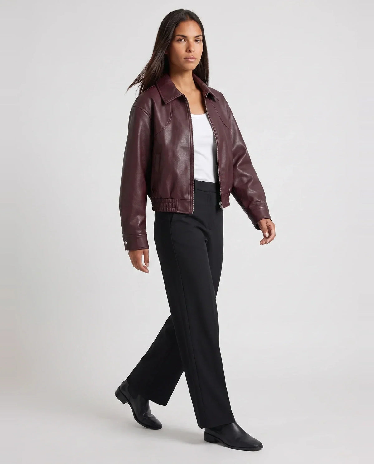 Blouson moto oversize effet cuir lie de vin Philippine, vue de trois quarts en studio