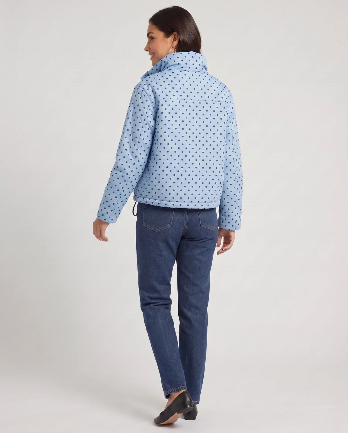 Bomber court à pois bleu ciel Célestine, vue de dos en studio