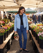 Bomber court à pois bleu ciel Célestine, porté au marché aux fleurs le matin
