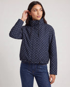 Bomber court à pois bleu marine Célestine, vue de trois quarts en studio