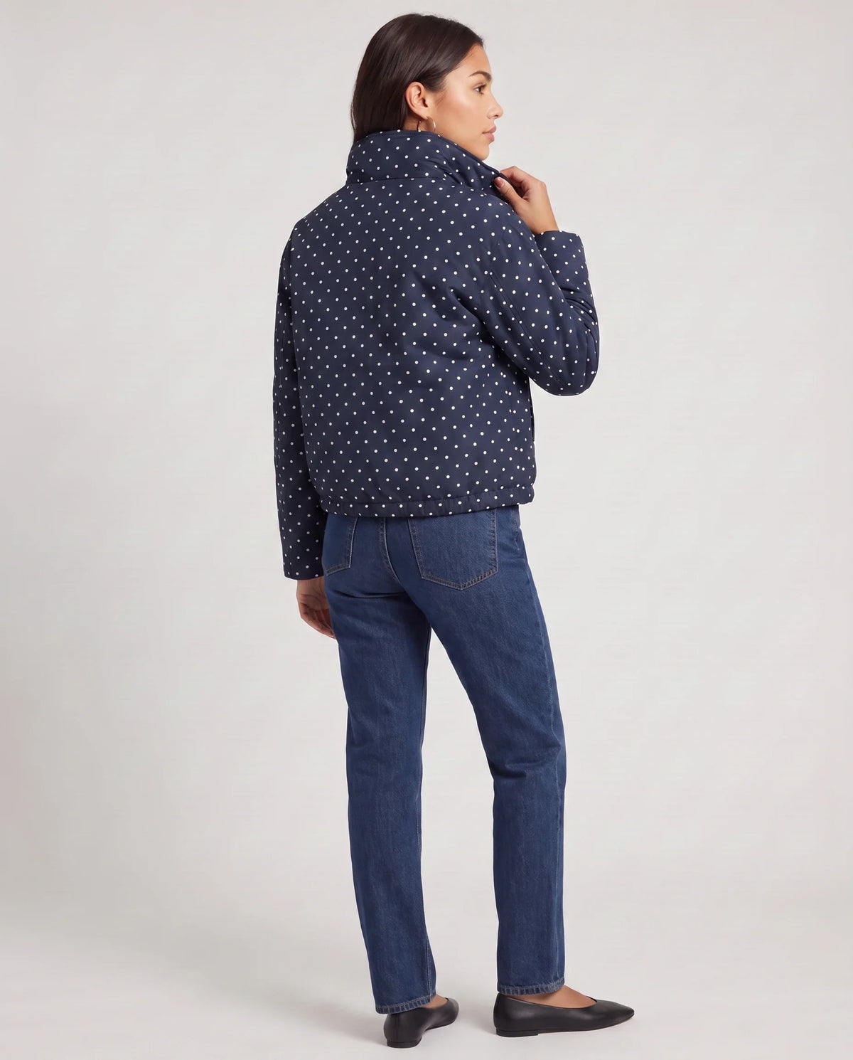 Bomber court à pois bleu marine Célestine, vue de dos en studio