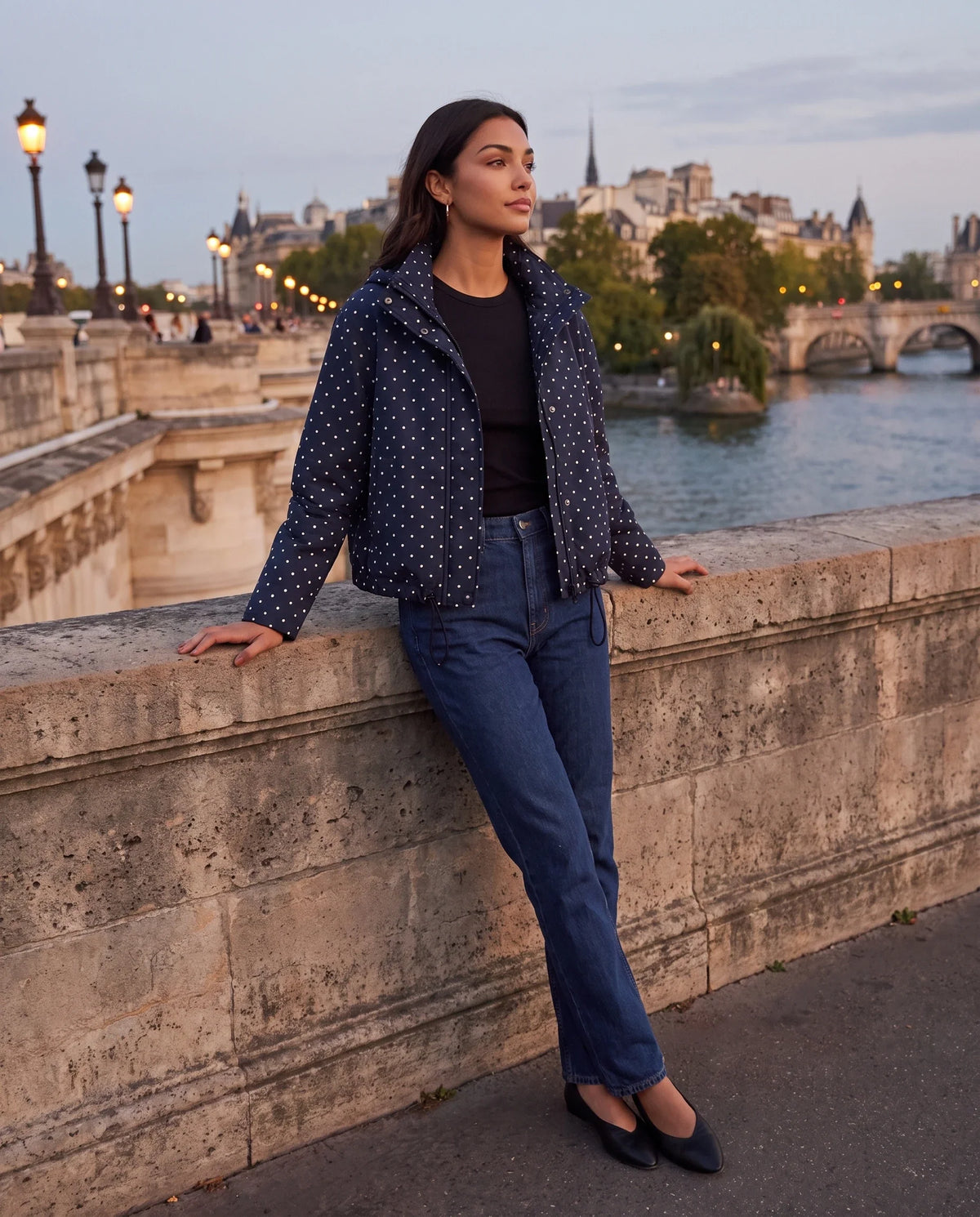 Bomber court à pois bleu marine Célestine, porté sur un quai de Seine au crépuscule