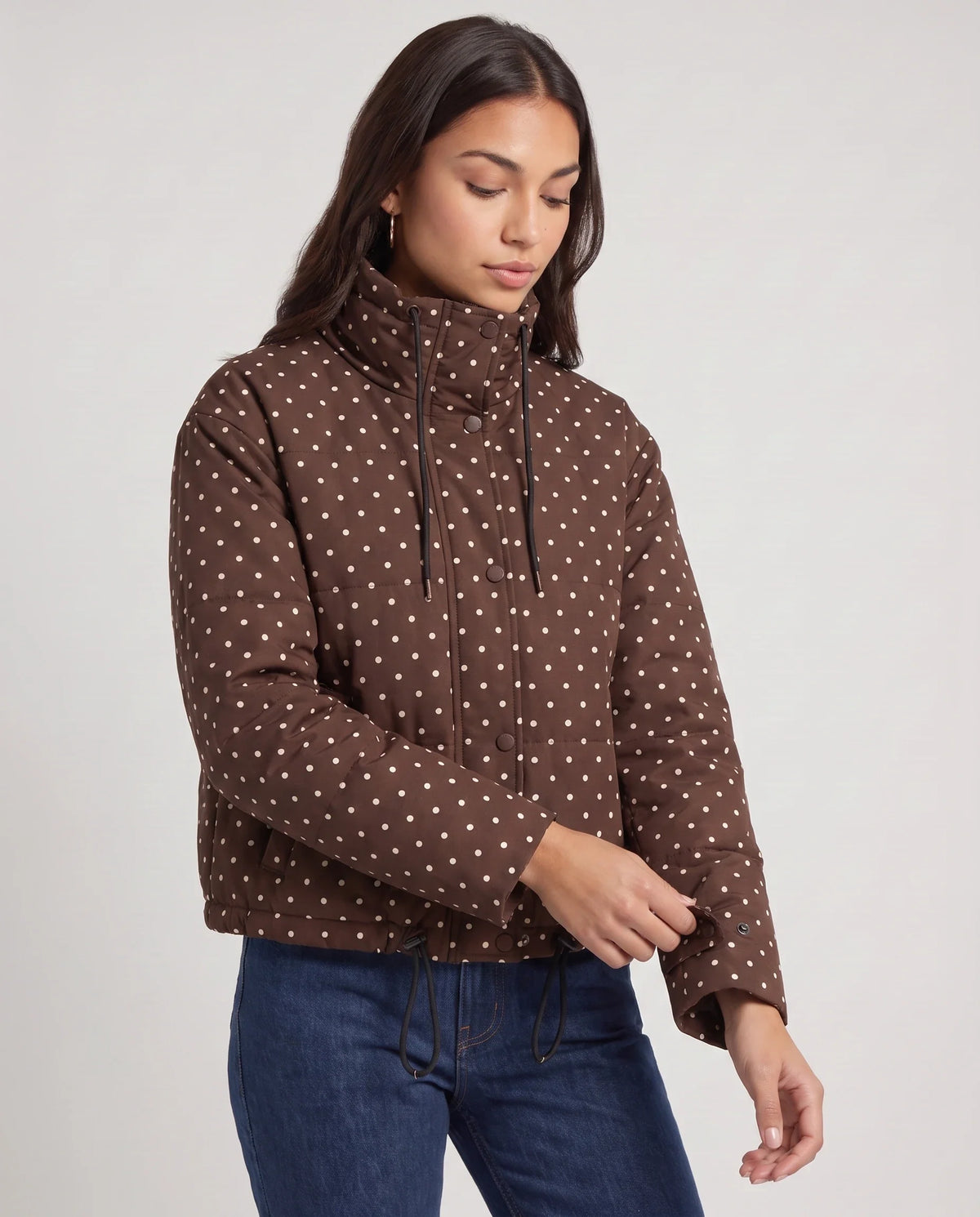 Bomber court à pois chocolat Célestine, vue de trois quarts en studio