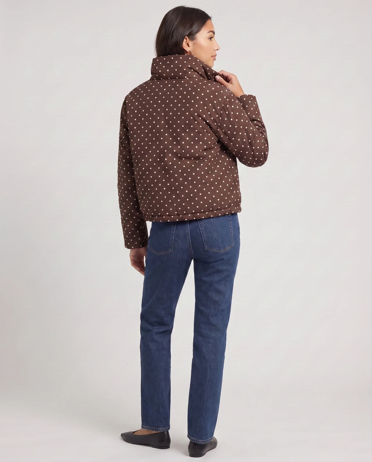 Bomber court à pois chocolat Célestine, vue de dos en studio
