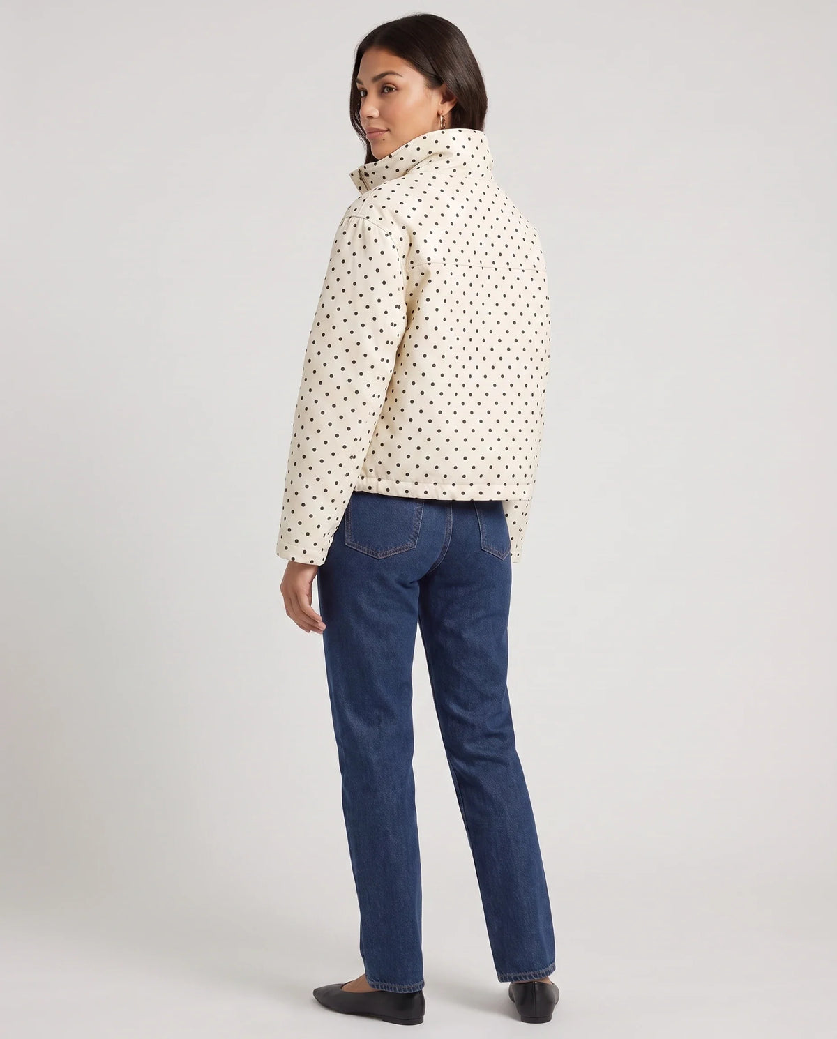 Bomber court à pois écru Célestine, vue de dos en studio