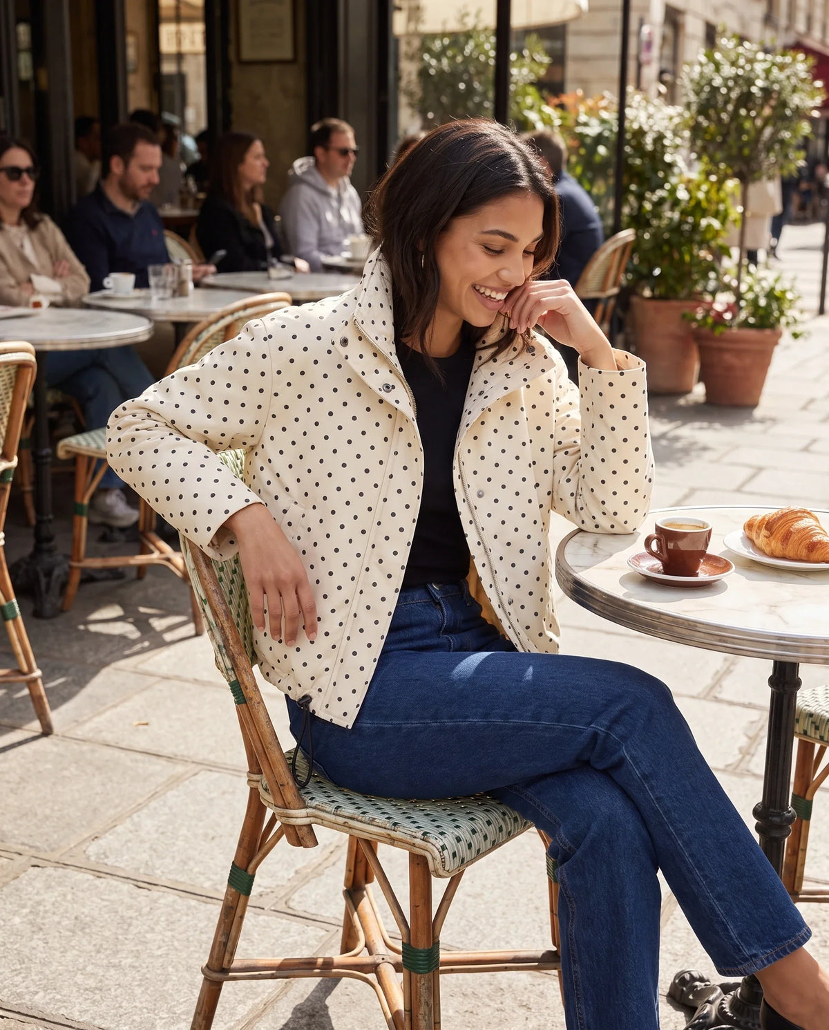 Bomber court à pois écru Célestine, porté en terrasse de café ensoleillée
