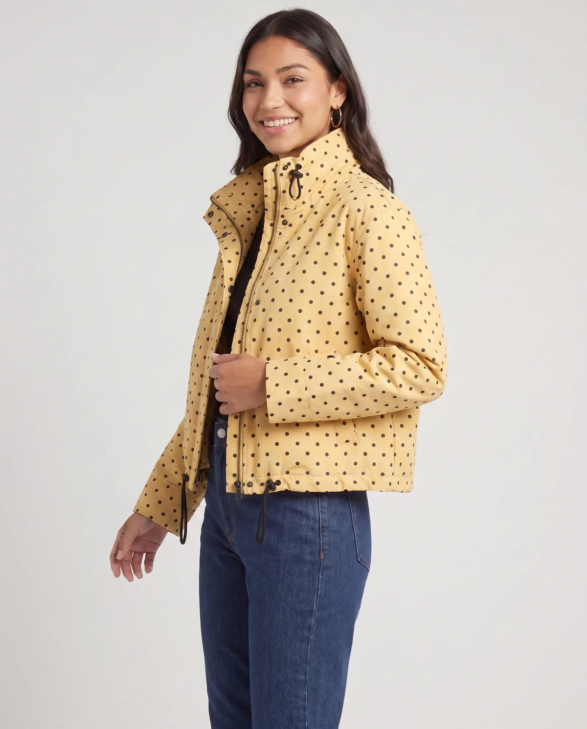 Bomber court à pois jaune Célestine, vue de trois quarts en studio