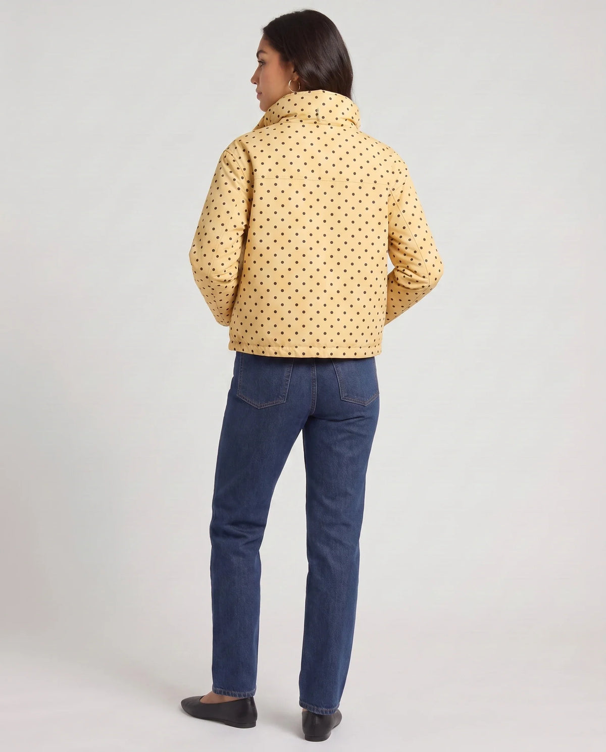 Bomber court à pois jaune Célestine, vue de dos en studio