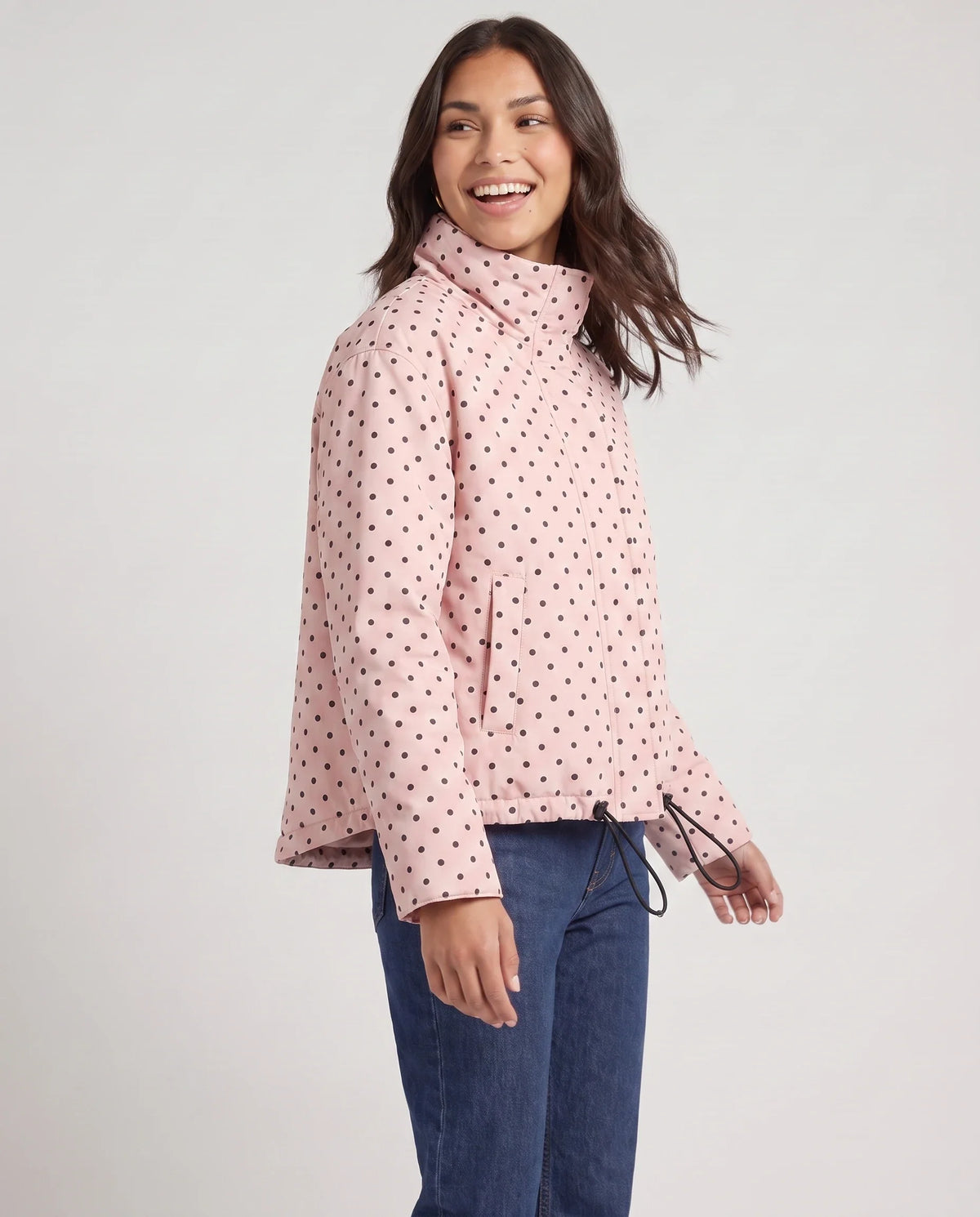 Bomber court à pois rose Célestine, vue de trois quarts en studio