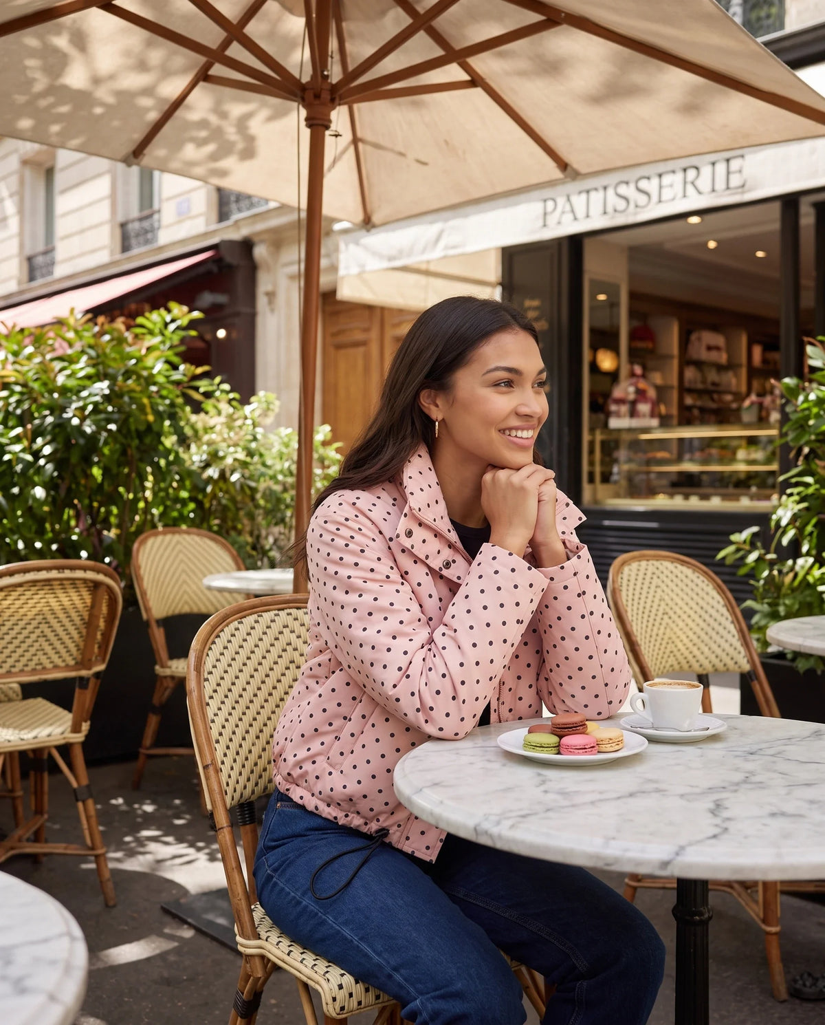 Bomber court à pois rose Célestine, porté en terrasse de pâtisserie