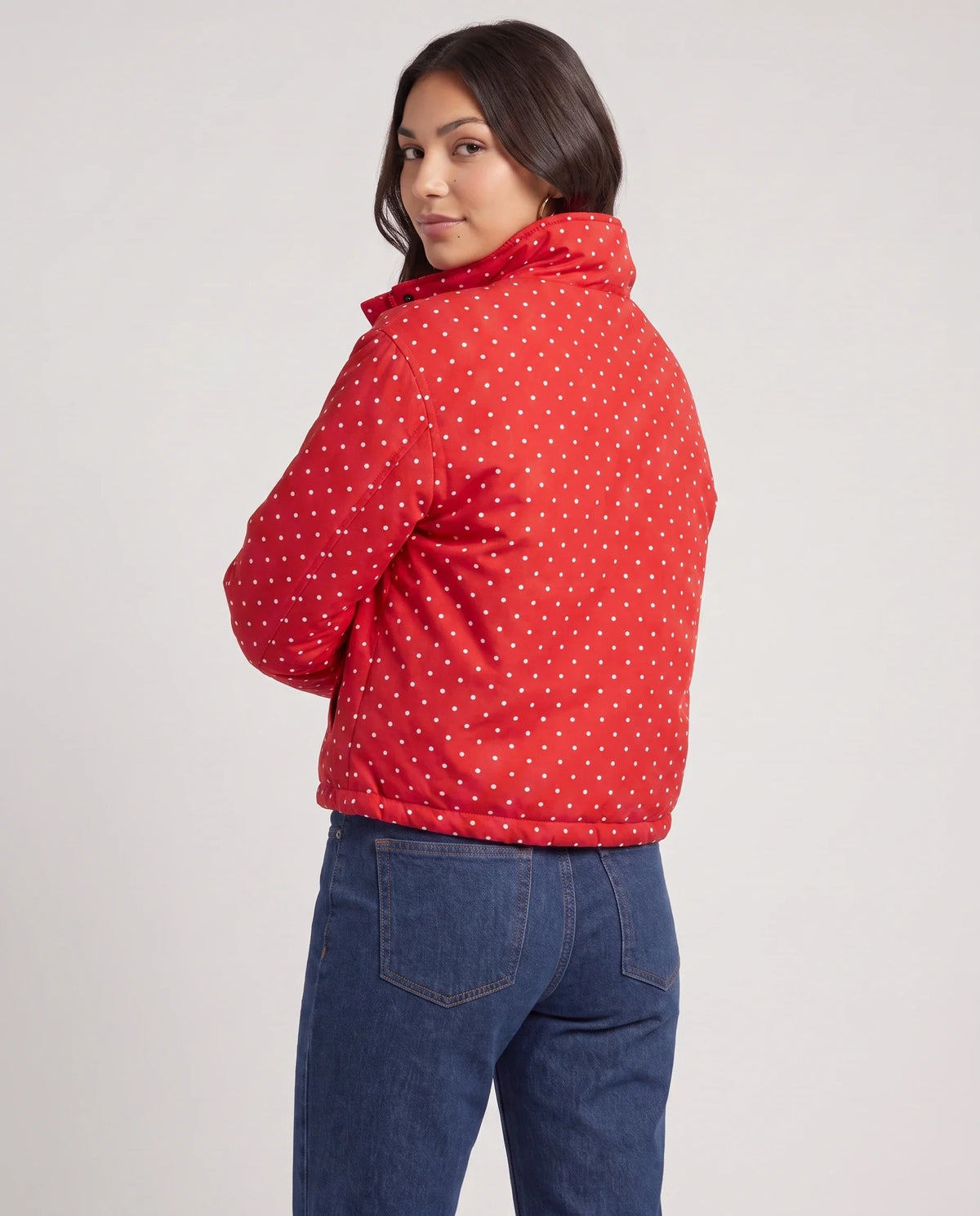 Bomber court à pois rouge Célestine, vue de dos en studio