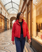 Bomber court à pois rouge Célestine, porté dans une galerie couverte parisienne