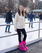 Boots moelleuses en fausse fourrure Fanette — Fuchsia, portées en extérieur