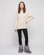 Boots moelleuses en fausse fourrure Fanette — Gris, portées en plein pied studio