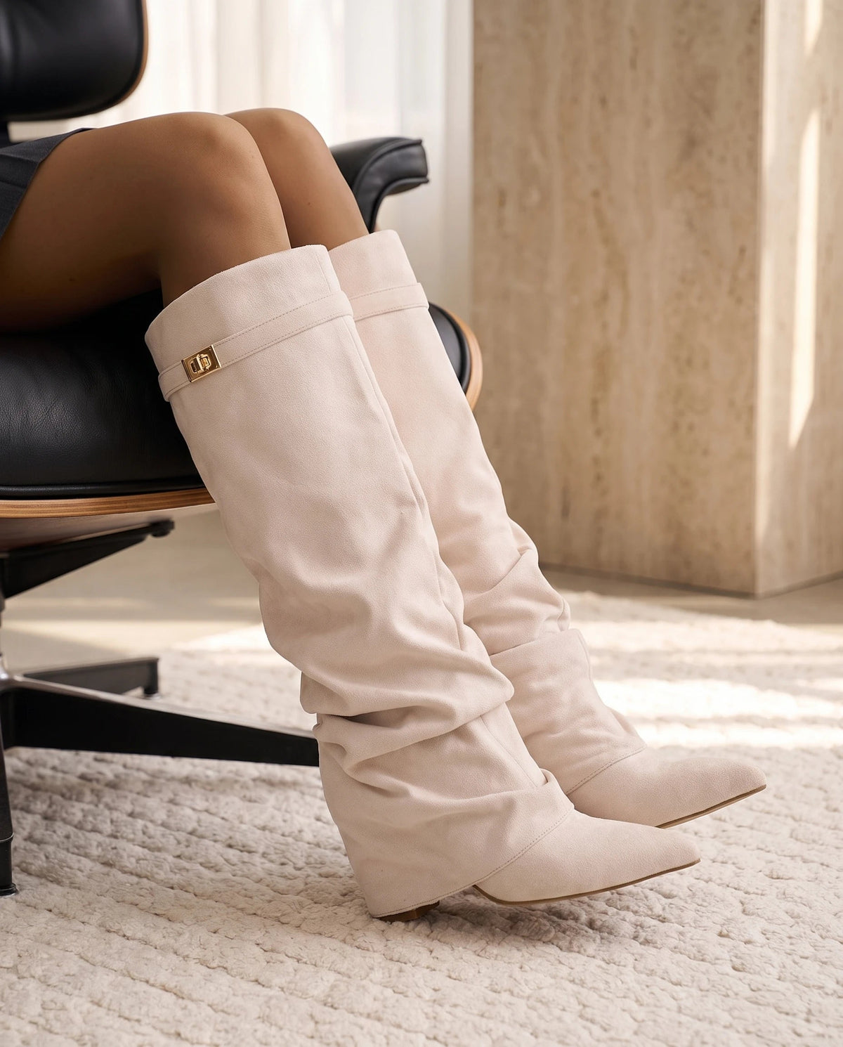 Bottes hautes slouchy en suédine Athénaïs — Blanc Cassé, portées de profil