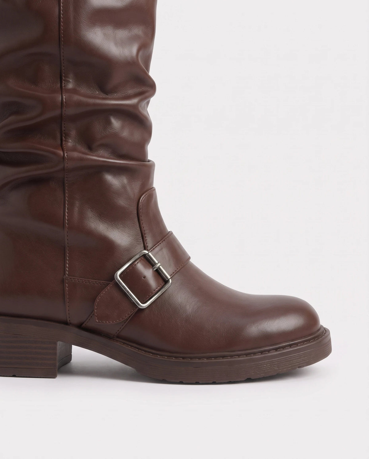 Bottes mi-mollet à boucles effet cuir Orlane — Chocolat, détail de la bride à boucle carrée argentée