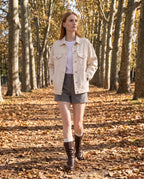 Bottes mi-mollet à boucles effet cuir Orlane — Chocolat, portées dans une allée de platanes en automne