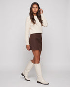 Bottes cavalières hautes effet cuir Bastienne — Blanc Cassé, portées en plein pied studio
