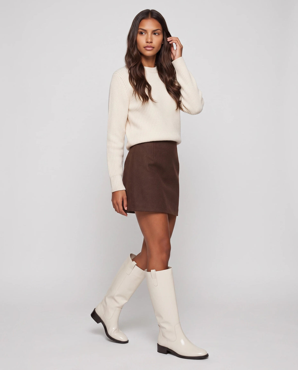 Bottes cavalières hautes effet cuir Bastienne — Blanc Cassé, portées en plein pied studio