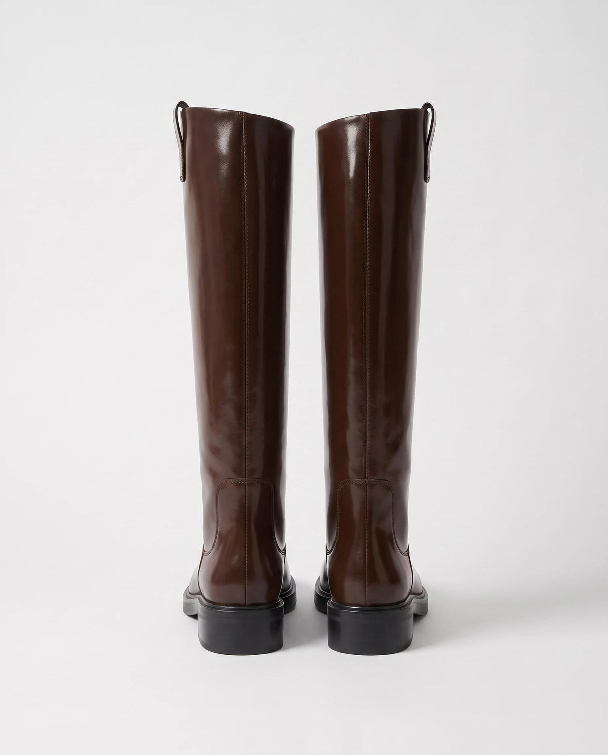 Bottes cavalières hautes effet cuir Bastienne — Chocolat, paire vue de dos, couture de tige et talon bloc