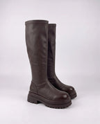 Bottes hautes cavalières en simili Baptistine — Chocolat Foncé, paire vue de profil en studio