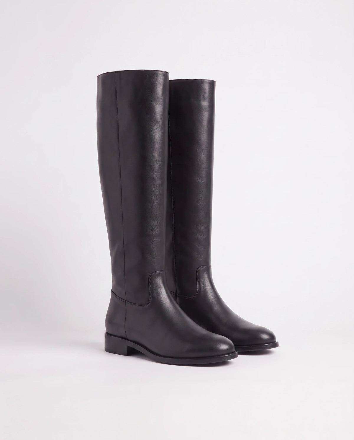 Bottes cavalieres plates en simili Ysabeau Noir — packshot studio
