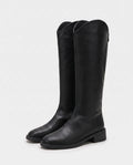 Bottes cavalières plates à découpe V Cateline — Noir, paire en packshot studio