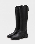 Bottes cavalières plates à découpe V Cateline — Noir, paire en packshot studio