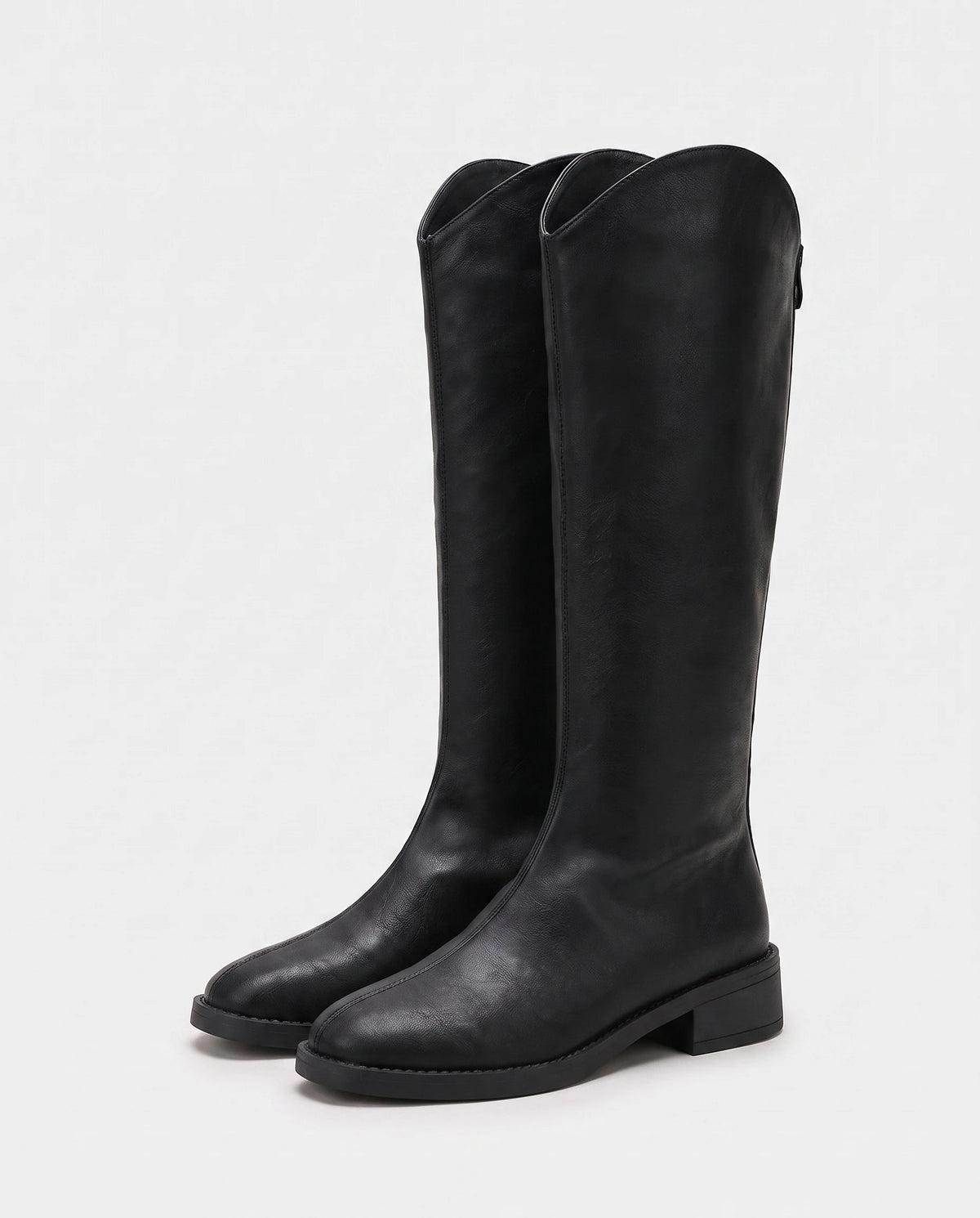 Bottes cavalières plates à découpe V Cateline — Noir, paire en packshot studio