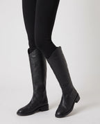Bottes cavalières plates à découpe V Cateline — Noir, portées en plan rapproché