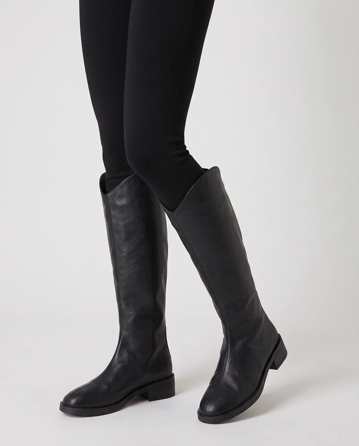 Bottes cavalières plates à découpe V Cateline — Noir, portées en plan rapproché