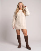 Bottes chaussettes hautes en maille Sylvette — Chocolat, portées en plein pied studio