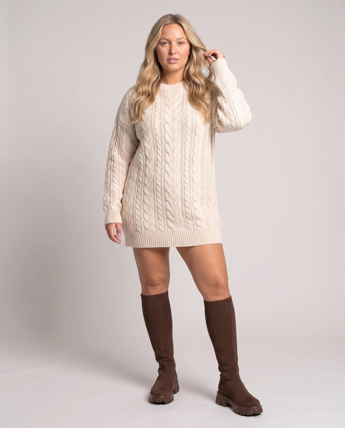 Bottes chaussettes hautes en maille Sylvette — Chocolat, portées en plein pied studio