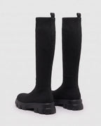 Bottes chaussettes hautes en maille Sylvette — Noir, paire vue de trois quarts arrière, tirants de tige