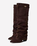 Bottes hautes slouchy en suédine Athénaïs — Chocolat, paire vue de face