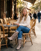 Bottes mi-mollet à franges et bout pointu Pascaline — Grège, portées à une terrasse de café aux chaises en rotin