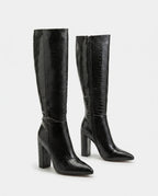 Bottes hautes croco vernies à talon Théodorine — Noir, paire en packshot studio