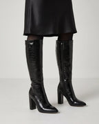 Bottes hautes croco vernies à talon Théodorine — Noir, portées en plan rapproché