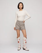 Bottes hautes western brodées à clous en simili Sabeline Blanc — portées en pied