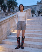 Bottes hautes western brodées à clous en simili Sabeline Noir — portées en extérieur