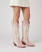 Bottes hautes western bicolores en simili Fleurine Écru et Rose Poudré — portées, plan rapproché