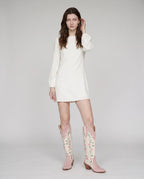 Bottes hautes western bicolores en simili Fleurine Écru et Rose Poudré — portées en pied