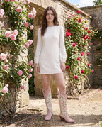 Bottes hautes western bicolores en simili Fleurine Écru et Rose Poudré — portées en situation
