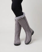 Bottes fourrées zippées en suédine Douce — Gris, portées en plan rapproché