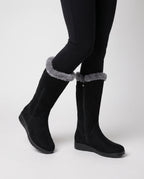 Bottes fourrées zippées en suédine Douce — Noir, portées en plan rapproché