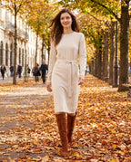 Bottes hautes en suédine à talon fin Raphaëlle — Cognac, portées en situation urbaine